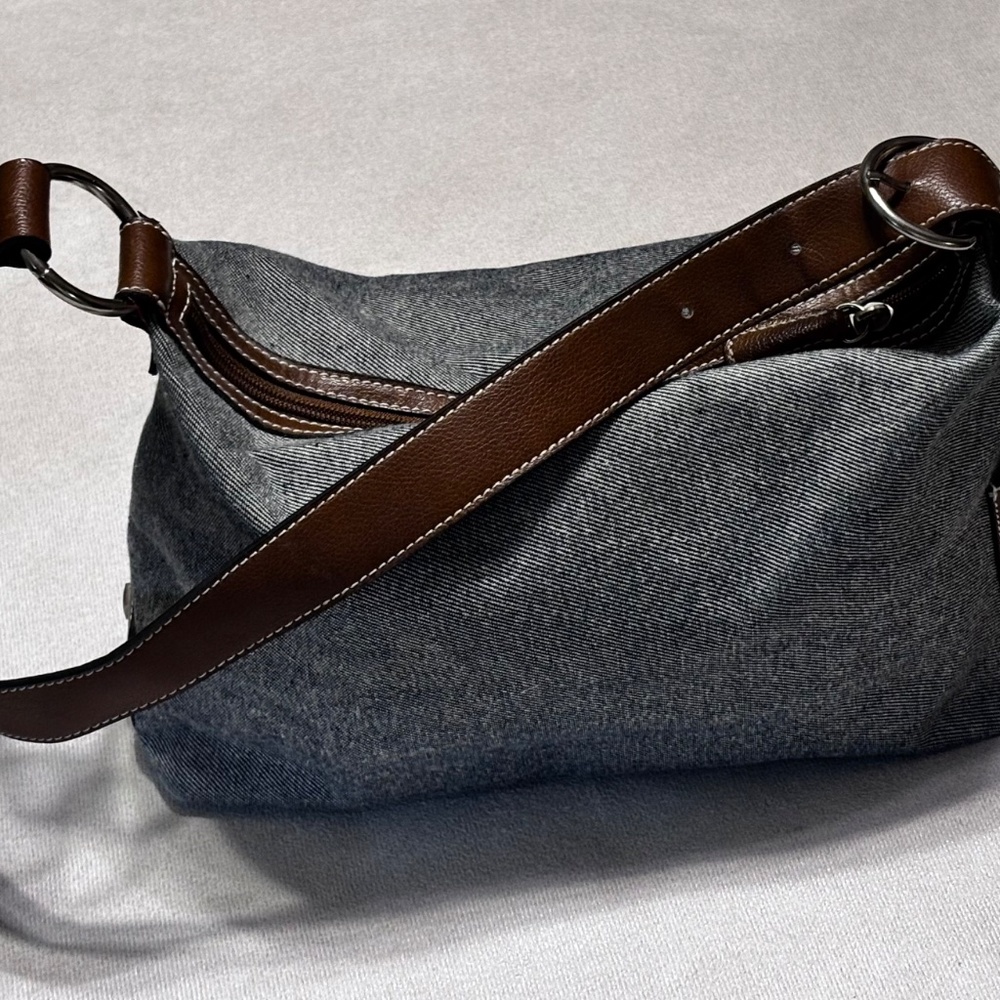 Tommy Hilfiger handbag top strap and zip closure coin purse and inner pockets - Picture 4 of 10